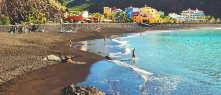 Imagen destacada para el artículo: Playa de Tazacorte: Un Oasis de Arena Negra con Sabor Marinero
