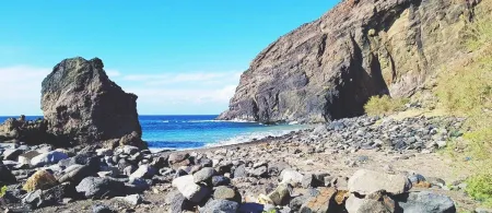 Imagen destacada para el artículo: Playa del Trigo: Un Rincón Sereno en la Costa de La Gomera