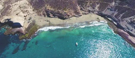 Imagen destacada para el artículo: Playa Diego Hernández: Un Rincón "Salvaje" con Arena Dorada en Costa Adeje
