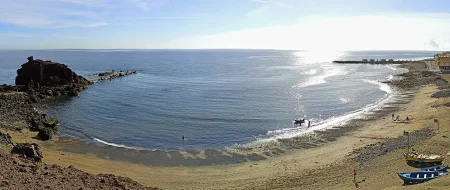 Imagen destacada para el artículo: Playa El Burrero: El encanto salvaje del viento en Gran Canaria
