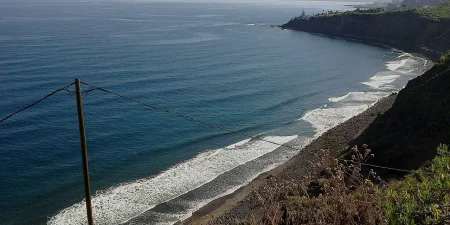 Imagen destacada para el artículo: Playa de El Socorro: Paraíso del Surf y la Naturaleza