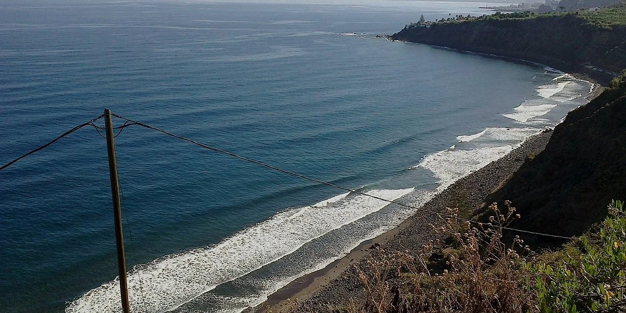 Imagen destacada del artículo: Playa de El Socorro: Paraíso del Surf y la Naturaleza