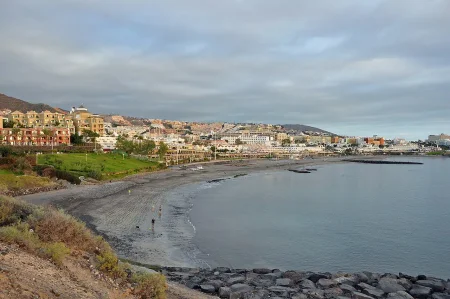 Imagen destacada para el artículo: Playa de Fañabé: La playa en Tenerife donde descansas de verdad