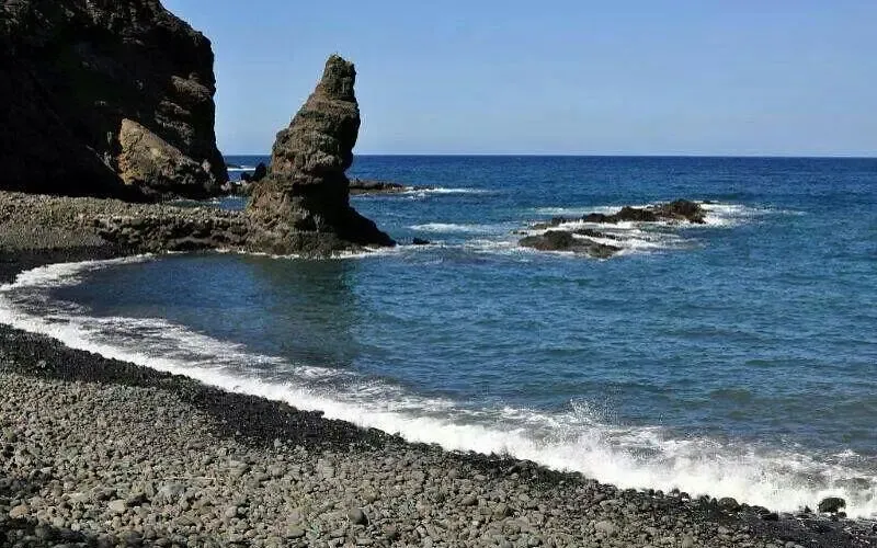 Playa de La Caleta en Hermigua, una cala de arena negra con vistas al Teide.