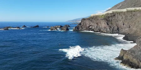 Imagen destacada para el artículo: Playa La Zamora: Donde el Alma Volcánica de La Palma Besa el Mar