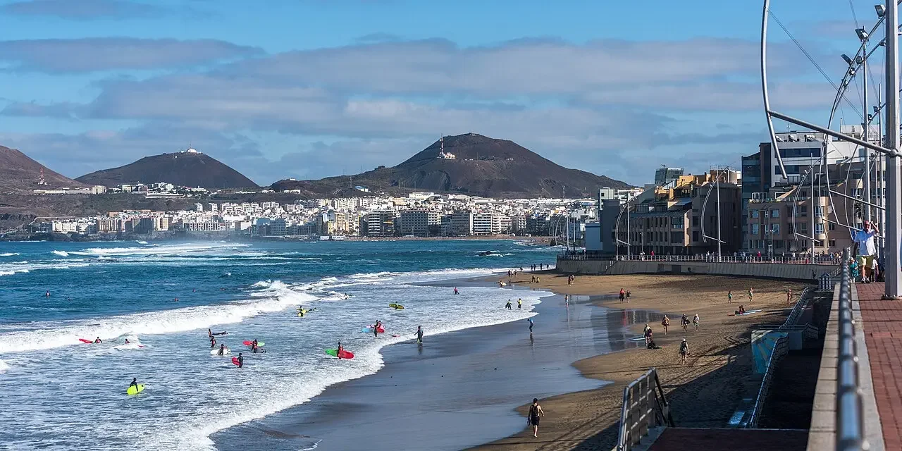 Vista panorámica de la playa de Las Canteras en Gran Canaria con La Barra de arrecife visible durante la marea baja.
