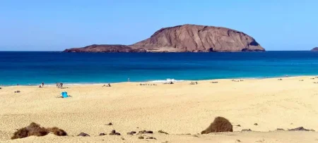 Imagen destacada para el artículo: Playa de las Conchas: Esa Playa Salvaje que te Cambiará la Mirada