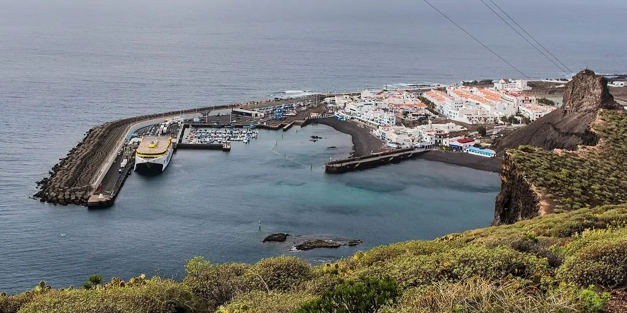 Vista de la Playa de las Nieves en Agaete, con sus características piedras y los acantilados de Tamadaba al fondo.