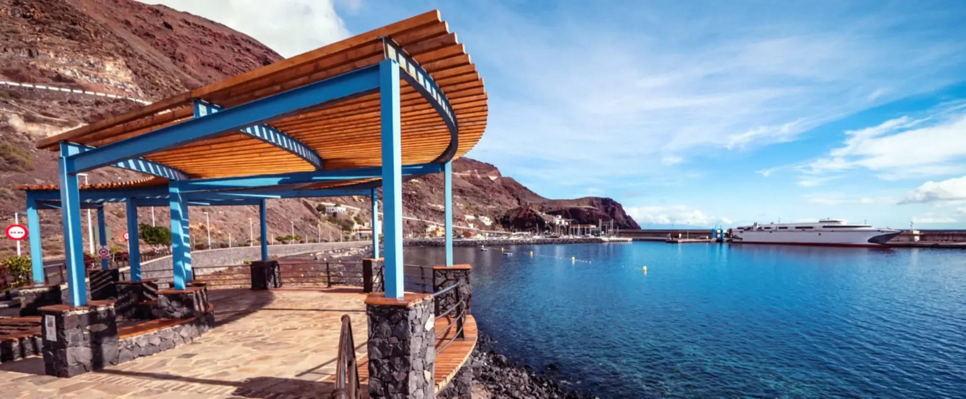 Imagen destacada para el artículo: Puerto de la Estaca: la playa que te recibe en El Hierro