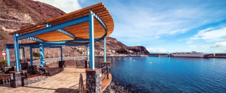 Imagen destacada para el artículo: Puerto de la Estaca: la playa que te recibe en El Hierro