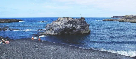 Imagen destacada para el artículo: Playa Puntalarga: Un Rincón Volcánico en la Palma para Disfrutar en Familia