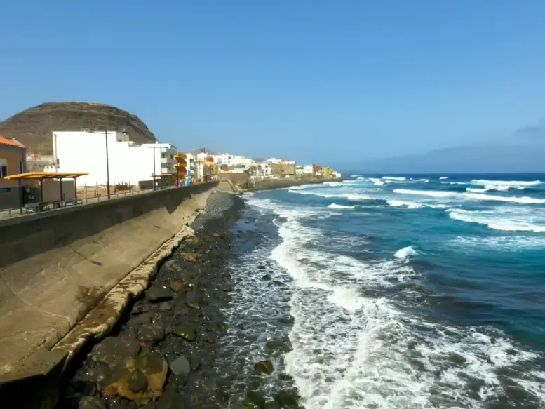 Olas rompiendo en la Playa de San Andrés, Gran Canaria