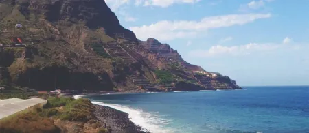 Imagen destacada para el artículo: Playa de Santa Catalina: Arena Volcánica, Atardeceres Mágicos y la Esencia de La Gomera