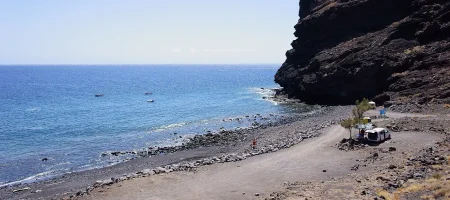 Imagen destacada para el artículo: Playa de Tasartico: Donde el Océano Abraza las Montañas Volcánicas