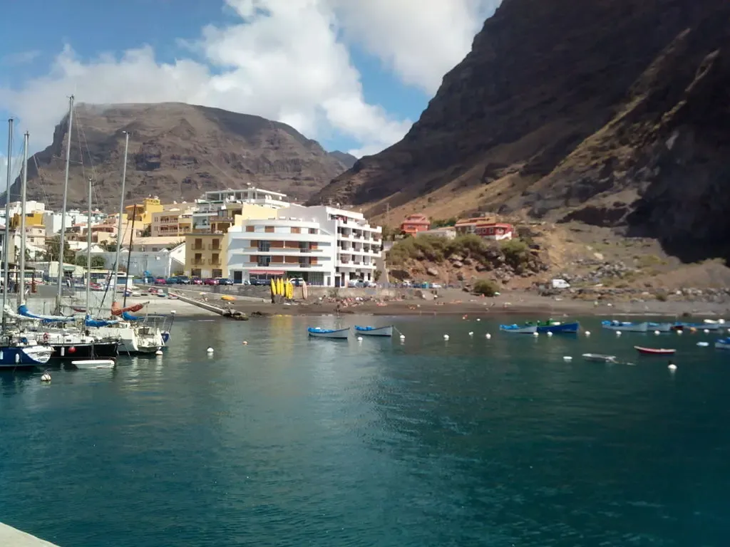 Mantelina (raya) nadando en aguas poco profundas en la Playa de Vueltas, Valle Gran Rey
