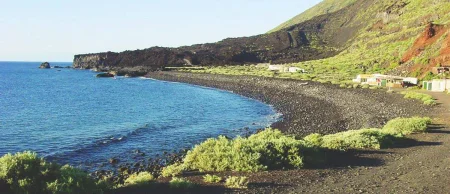 Imagen destacada para el artículo: Playa Porís de Tigalate: Tesoro Escondido en la Costa de Mazo, La Palma