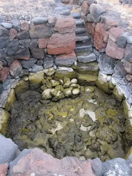 Antiguas estructuras de piedra de los pozos y secaderos cerca de la costa en Porís de Tigalate.