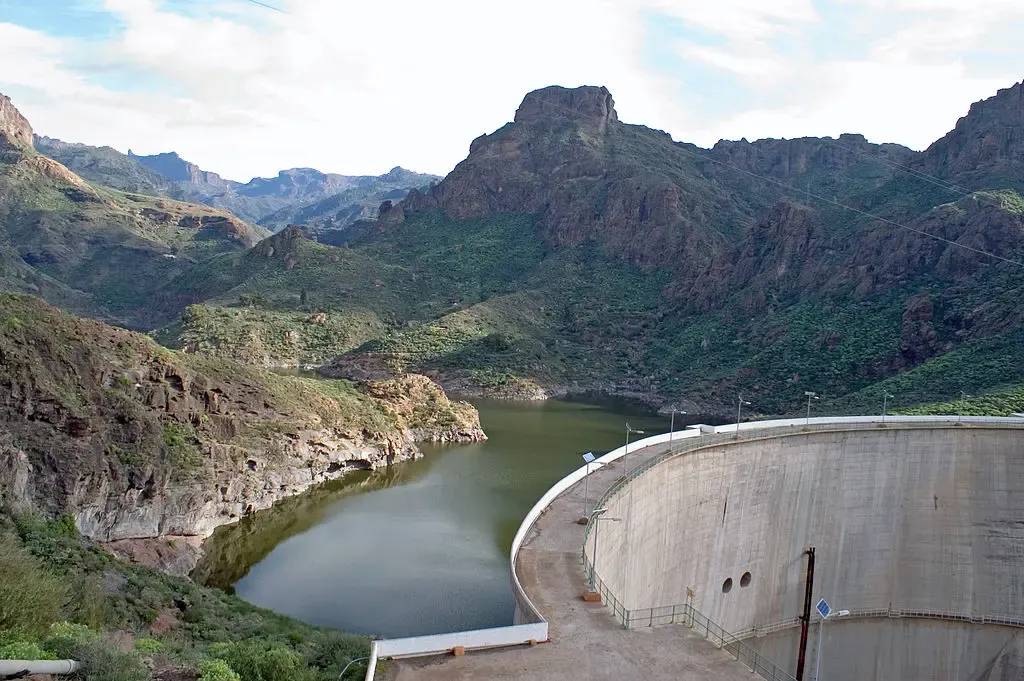 Vista panorámica de la Presa de Soria rodeada de montañas en Gran Canaria