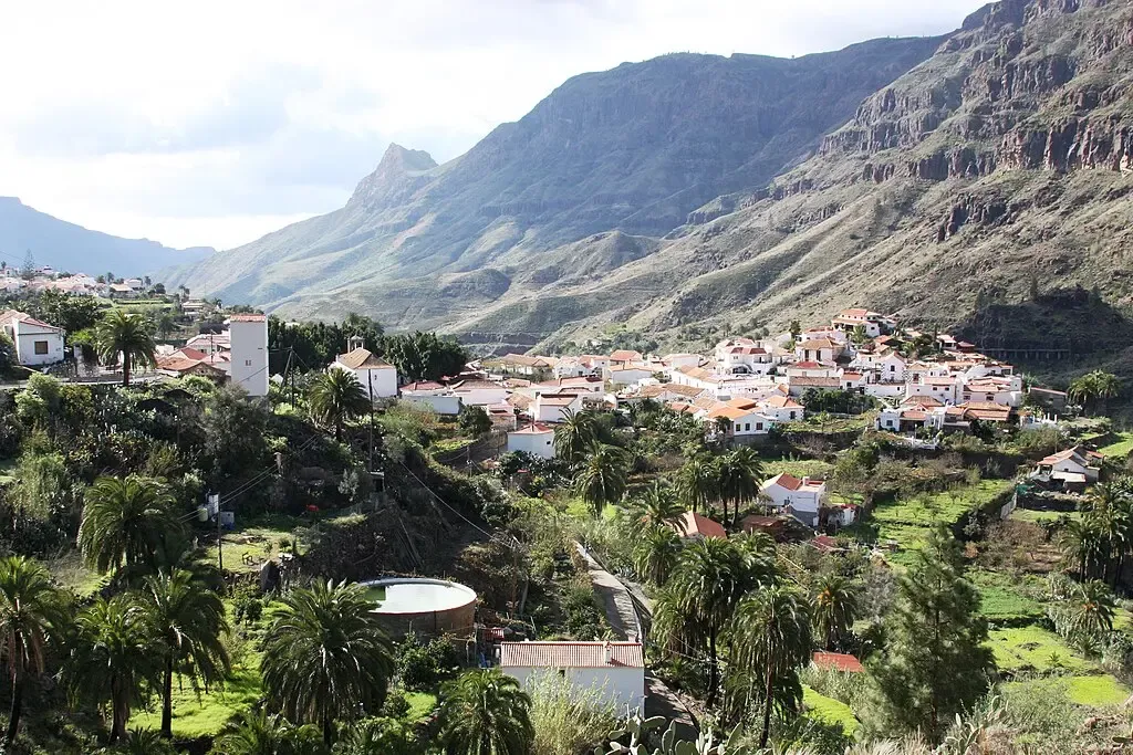 Vista del pueblo blanco de Fataga enclavado en el Valle de las Mil Palmeras, Gran Canaria