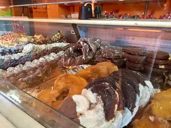 Escaparate de la Dulcería Nublo en Tejeda, con dulces típicos de almendra