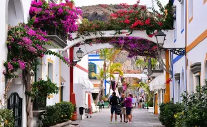 Imagen de Callejuela típica de Puerto de Mogán con casas blancas y buganvillas