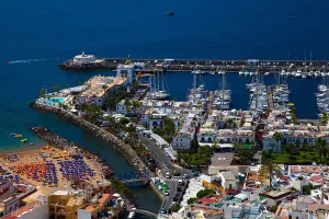 Imagen de Vista del puerto deportivo de Puerto de Mogán con barcos y restaurantes