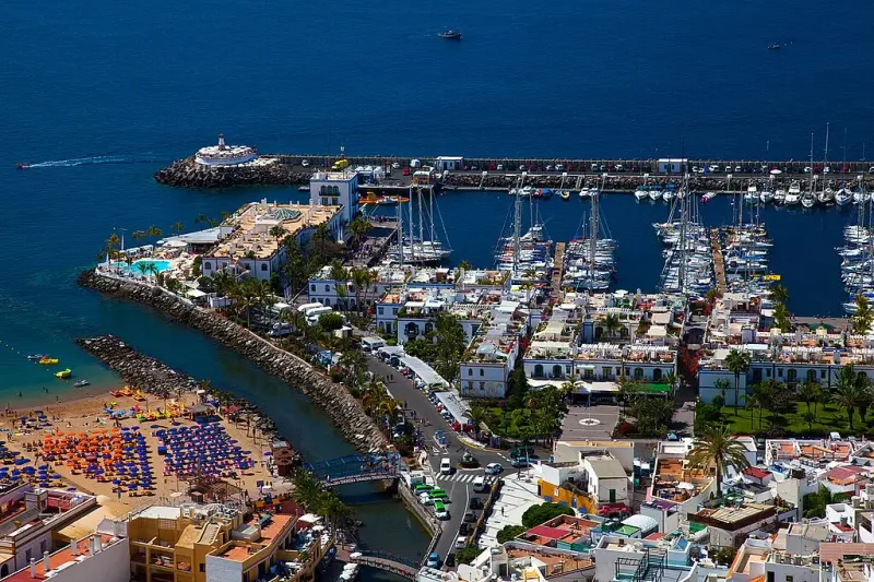 Imagen de Vista del puerto deportivo de Puerto de Mogán con barcos y restaurantes