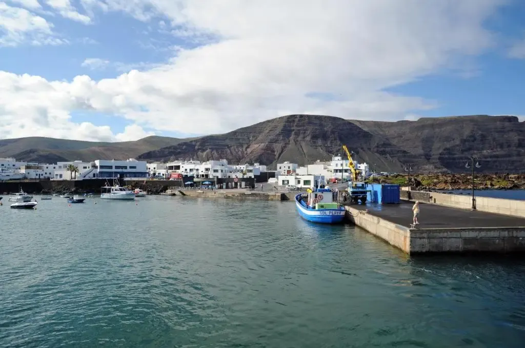 Vista del puerto de Órzola en Lanzarote con barcos pesqueros y ferries atracados