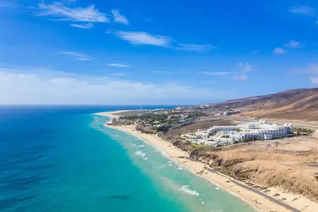 Imagen destacada para el artículo: Fuerteventura: Secretos de la Isla Eterna entre Dunas y Volcanes