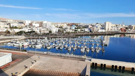 Imagen destacada para el artículo: Qué ver en Puerto del Rosario: Secretos y Esencia de la Capital Majorera