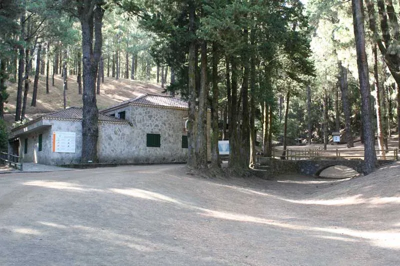 Área de acampada en el Refugio El Pilar con zonas para tiendas de campaña