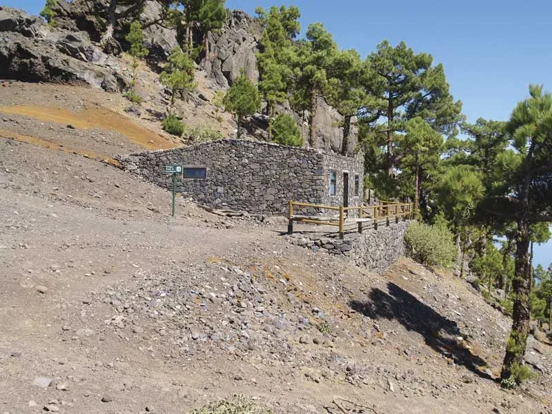 Refugio de montaña Punta de los Roques en la cresta de la Caldera de Taburiente