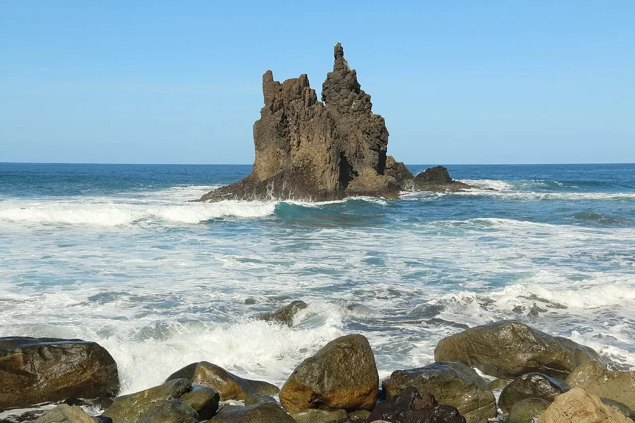 Los imponentes Roques de Anaga emergiendo del mar en la playa de Benijo con la marea baja