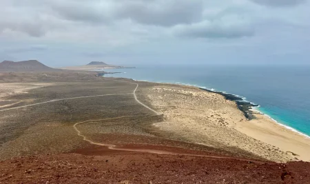 Imagen destacada para el artículo: Rutas Senderismo y Bici La Graciosa: Mapas, Distancias y Playas