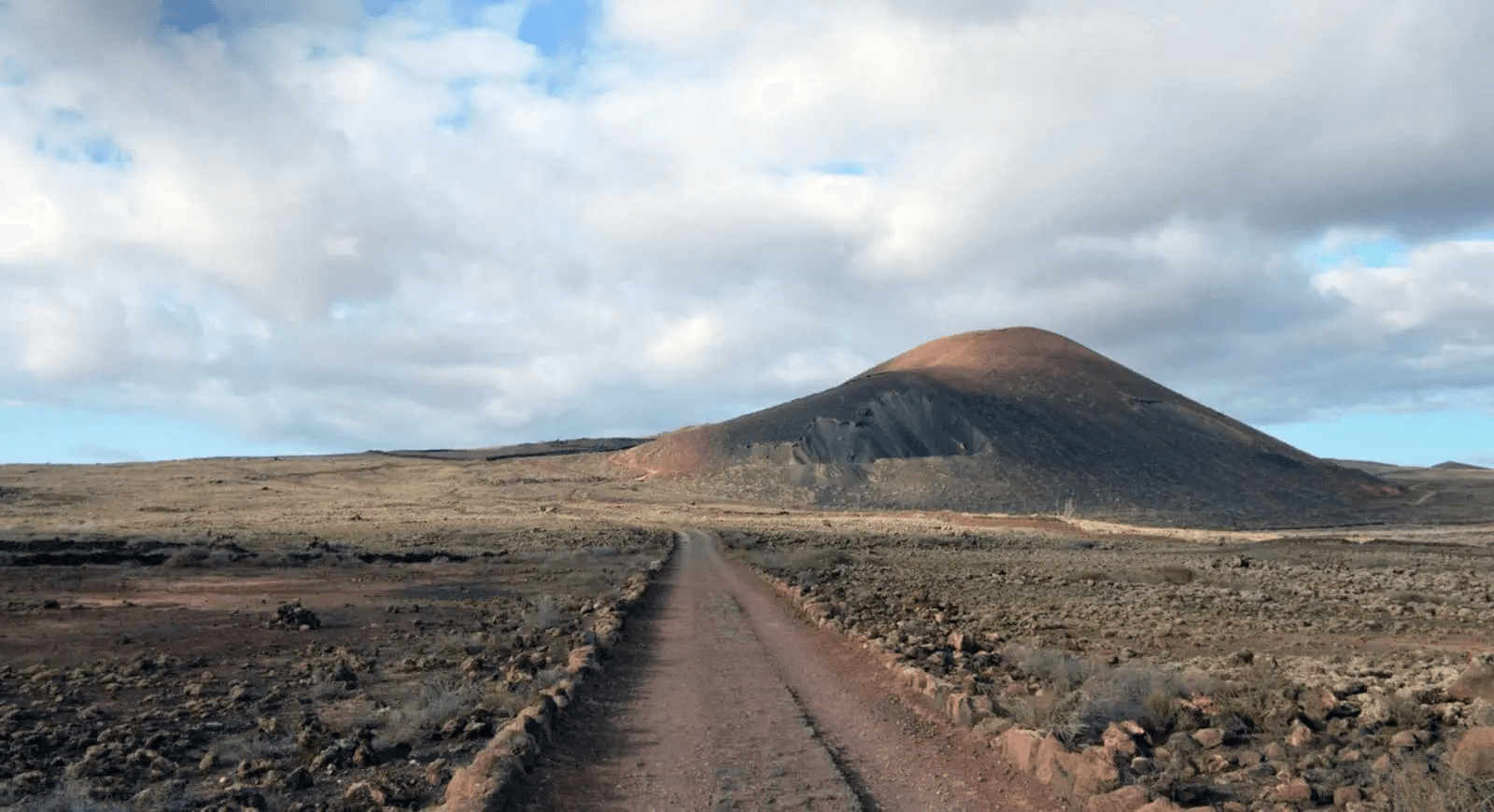 Imagen destacada del artículo: Descubre las Mejores Rutas y Senderos de Fuerteventura: Una Aventura para Todos