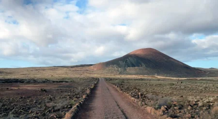 Imagen destacada para el artículo: Descubre las Mejores Rutas y Senderos de Fuerteventura: Una Aventura para Todos