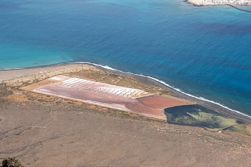 Imagen de Vista hacia abajo desde el Mirador del Río mostrando las Salinas del Río.