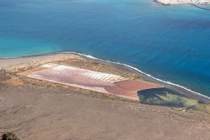 Imagen de Vista hacia abajo desde el Mirador del Río mostrando las Salinas del Río.