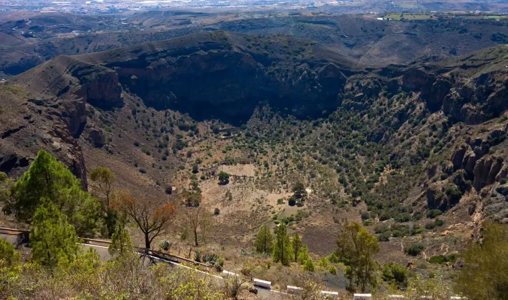 Vista interior de la Caldera de Bandama con vegetación y casas antiguas, Gran Canaria
