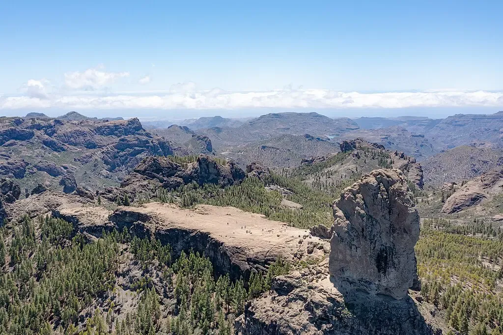 Senderistas llegando a la base del Roque Nublo, Gran Canaria