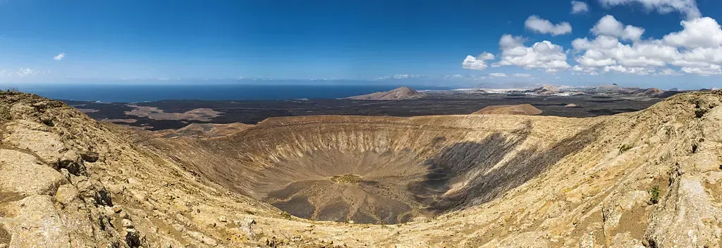 Sendero atravesando el malpaís negro hacia la Caldera Blanca, Lanzarote