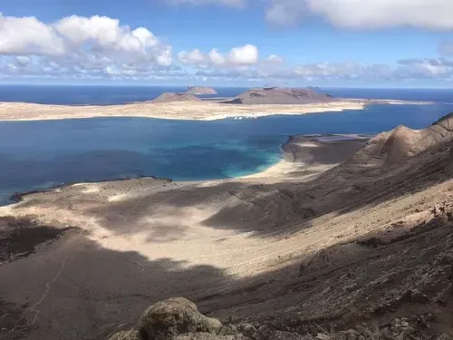 Vistas impresionantes de La Graciosa desde el Camino de los Gracioseros, Lanzarote