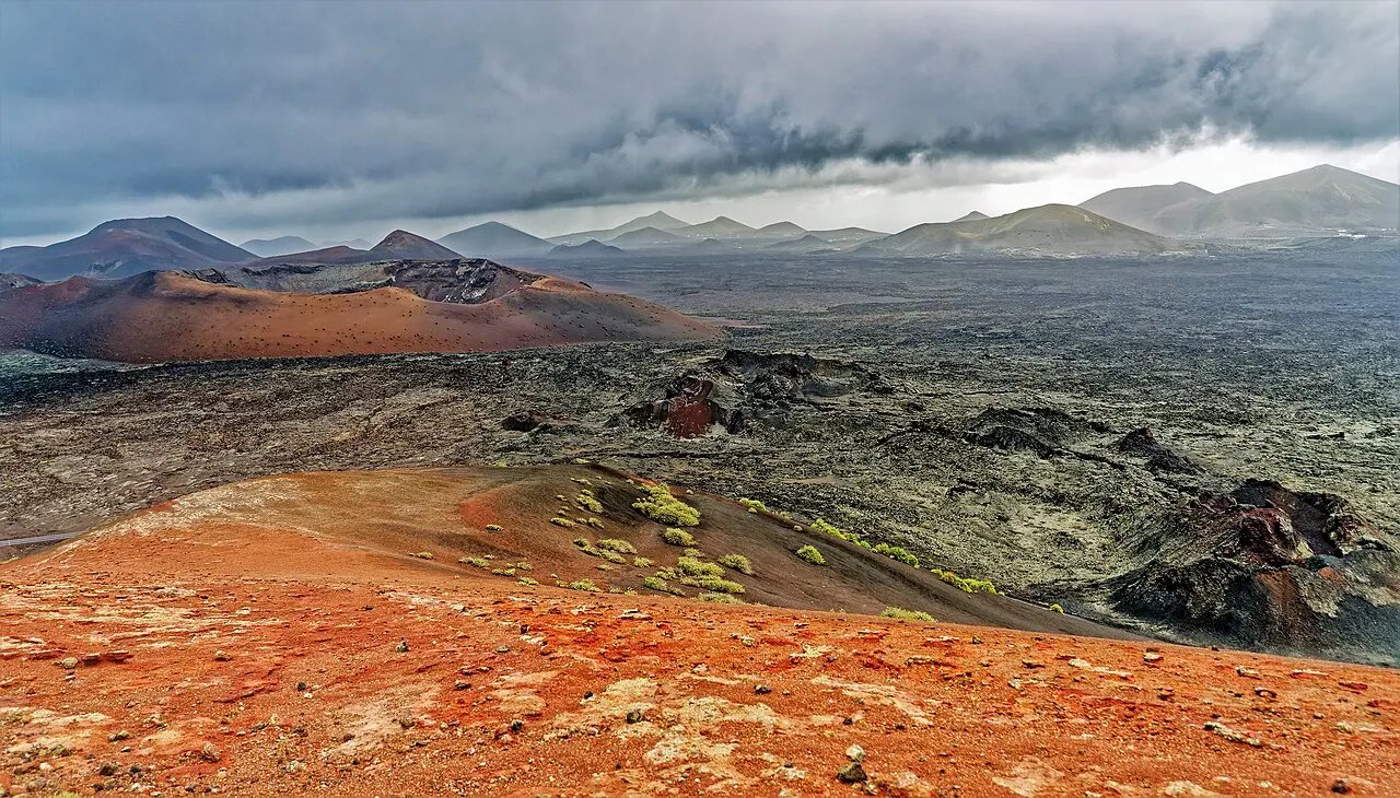 Imagen destacada del artículo: 10 Rutas de Senderismo en Lanzarote Imprescindibles: Volcanes, Acantilados y Paisajes Lunares