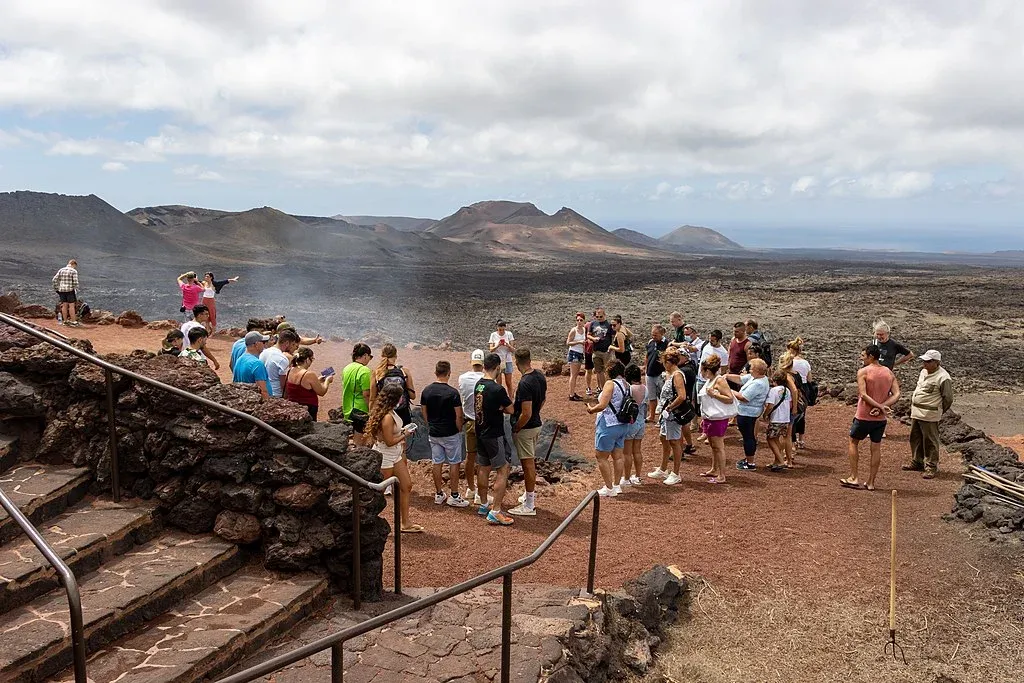 Senderistas caminando por un sendero en el Parque Nacional de Timanfaya