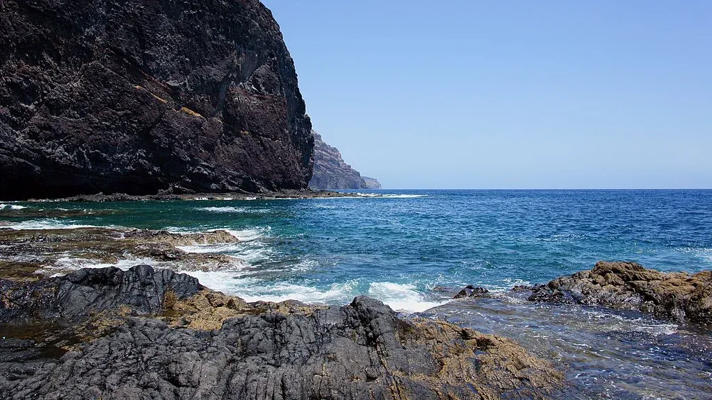 Persona haciendo snorkel en las aguas cristalinas de la Playa de Tasartico