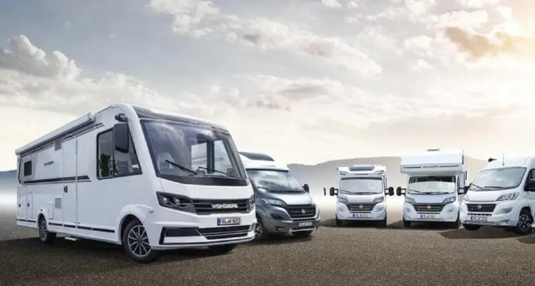 Comparativa visual de diferentes tipos de vehículos de alquiler: furgoneta camper compacta, autocaravana perfilada de tamaño medio y autocaravana capuchina familiar.