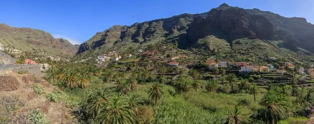 Imagen destacada para el artículo: Qué ver en Valle Gran Rey: Un Viaje Sensorial al Corazón de La Gomera