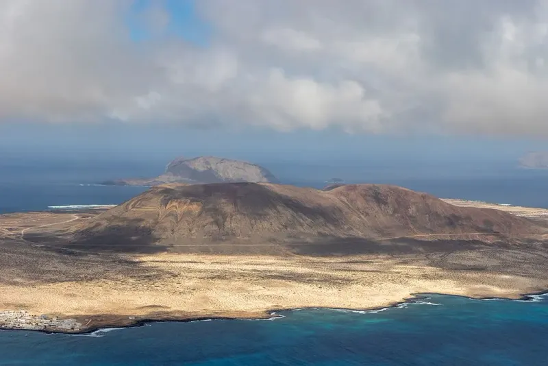 Imagen de Vista detallada de La Graciosa desde el Mirador del Río, mostrando Caleta de Sebo.