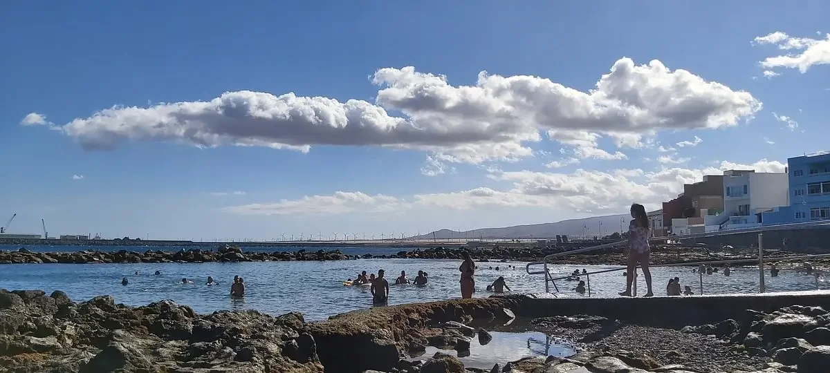 Las curiosas hamacas de madera sobre el malpaís volcánico del Zoco Negro en Arinaga